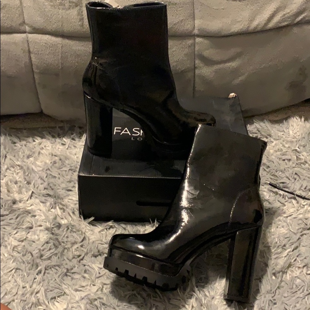 Shiny Black heel boots